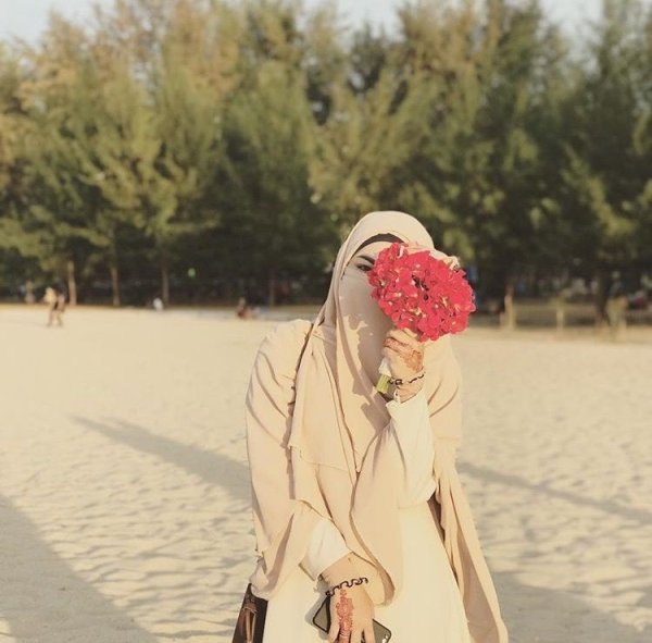 Девушка в платке с цветами