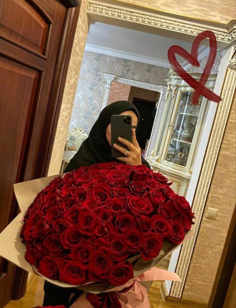 Девушка в хиджабе с букетом