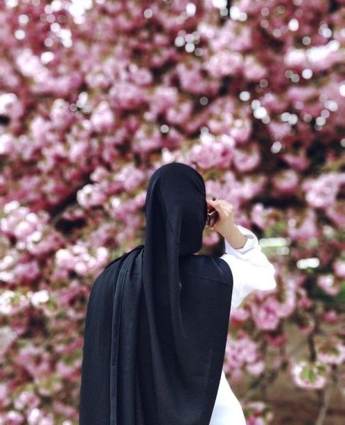 Девушка в хиджабе с цветком