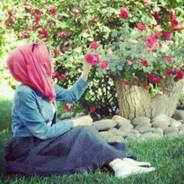 Мусульманка в цветочном саду
