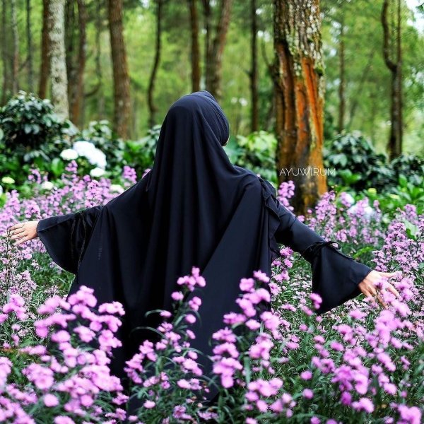 Мусульманка и цветы