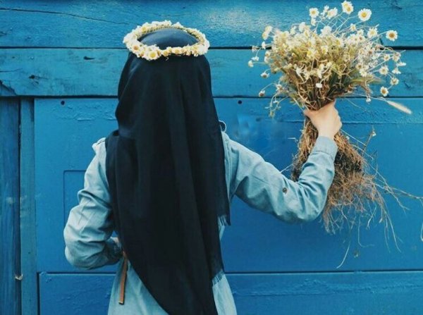 Девушка в платке с цветами