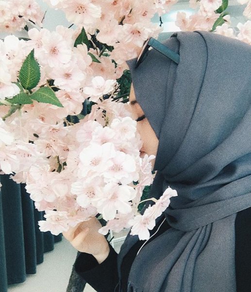 Мусульманка с цветами