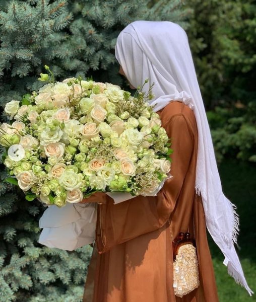 Девушка в хиджабе с букетом