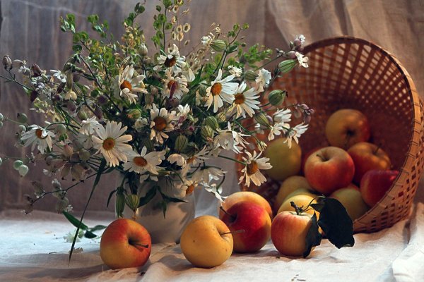 Лето цветы фрукты на столе