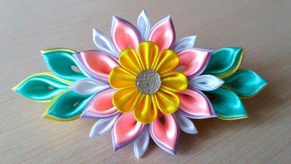 Заколки канзаши из лент своими руками