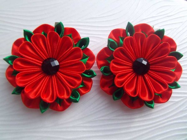 Канзаши цветы из ткани и атласных лент