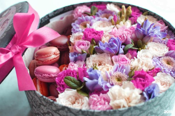 Живые цветы в коробке