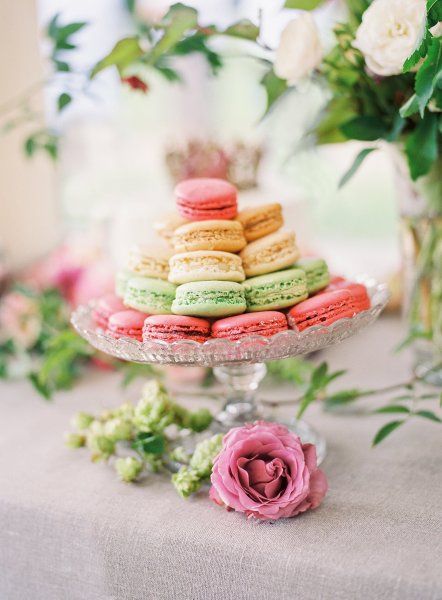 Нежные цветы и пирожные