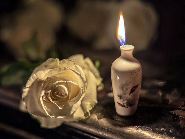 Свечи и цветы