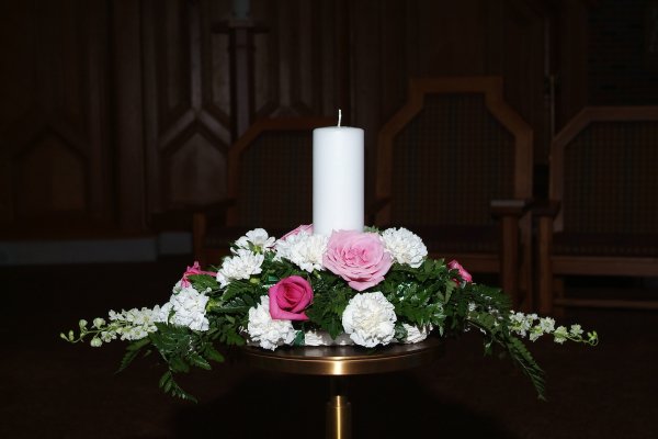 Поминальная свеча с цветами