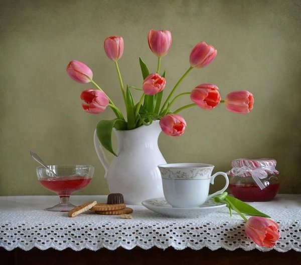Тюльпаны в вазе