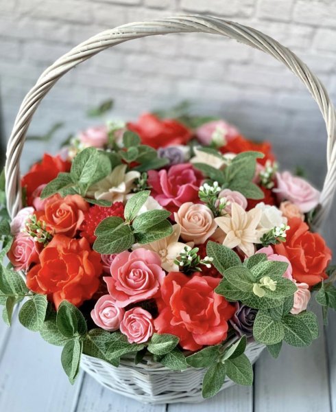 Мыльные цветы в корзине