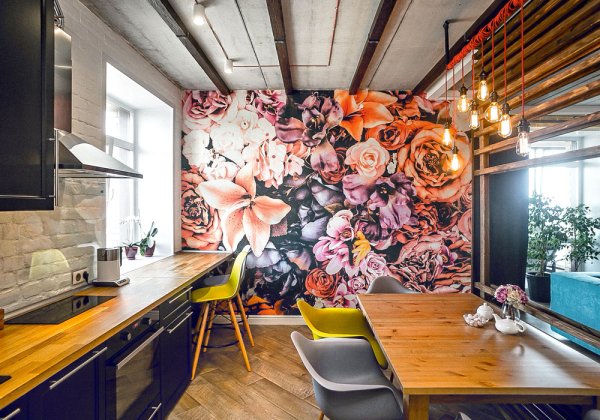 Интерьер кухни с цветами