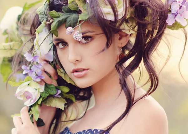 Девушка с цветком нарисованная