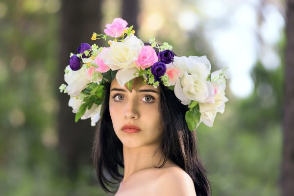 Девушка с бабочками на голове