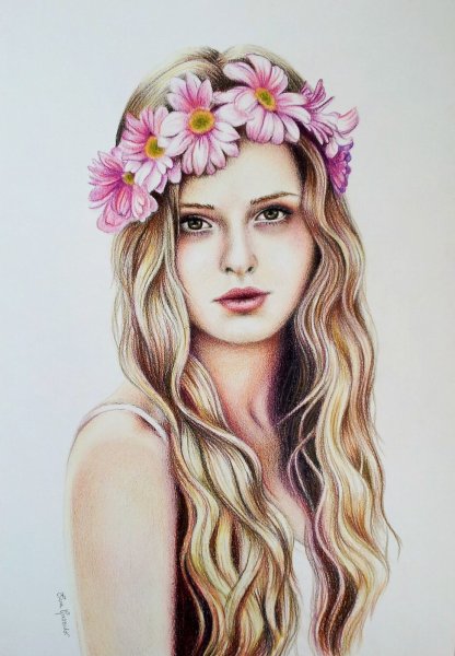 Девочка в венке из цветов