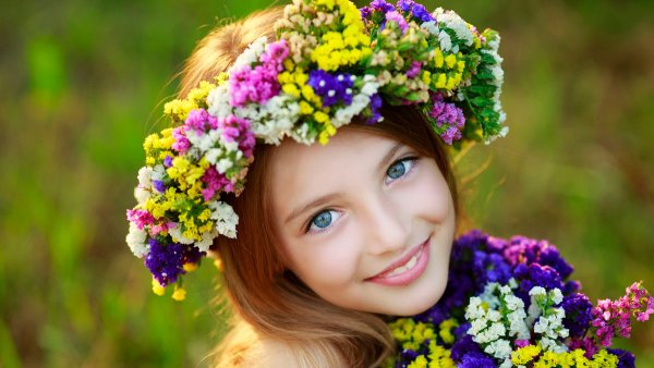 Девушка с венком нарисованная