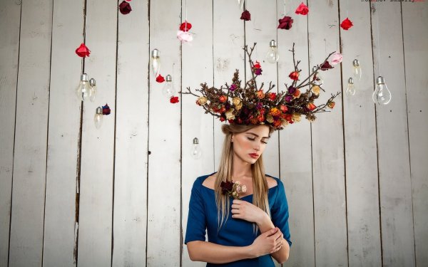 Девушка с венком на голове со спины