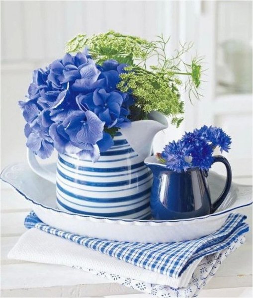 Цветы в голубом цвете