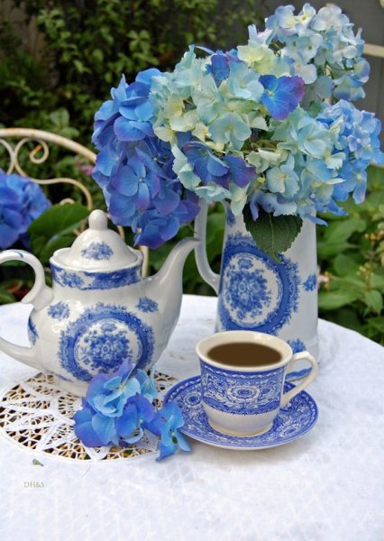Чаепитие в синих тонах