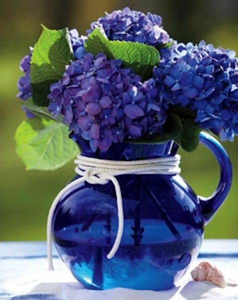 Голубые цветы в вазе