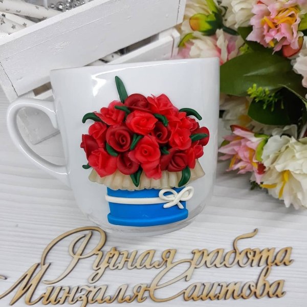 Композиция в лейке из цветов