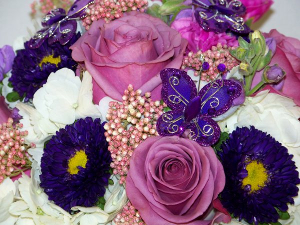 Букет из цветов и бабочек