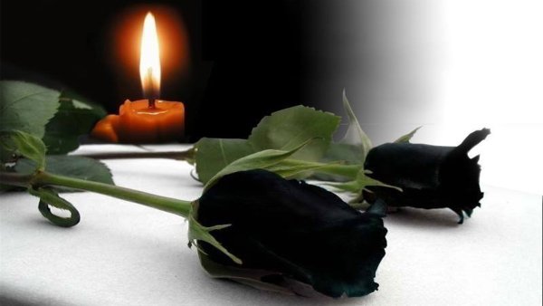 Свеча памяти и цветы