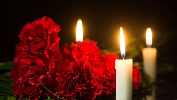 Свеча на памятнике гравировка