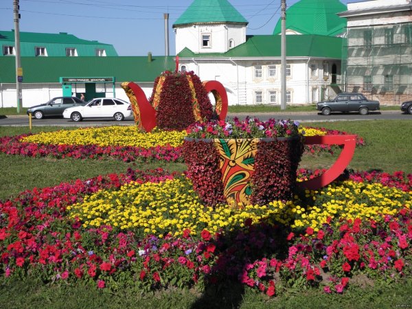 Клумба в русском народном стиле