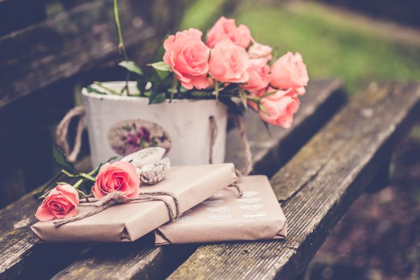 Букет цветов на скамейке