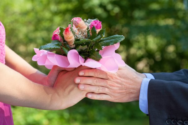 Дарение букета цветов