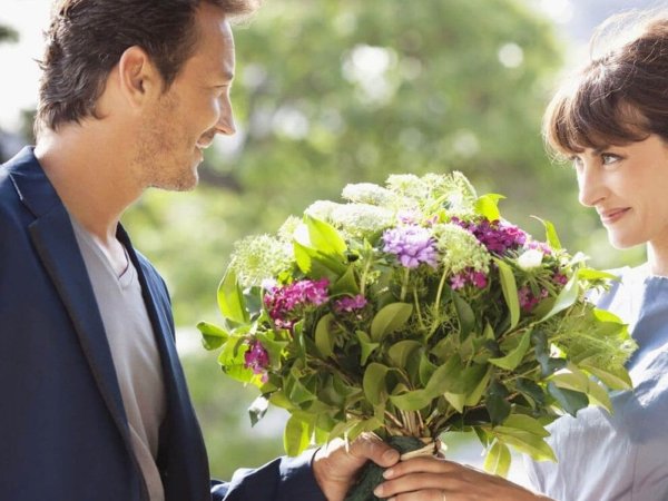Человек дарит цветы