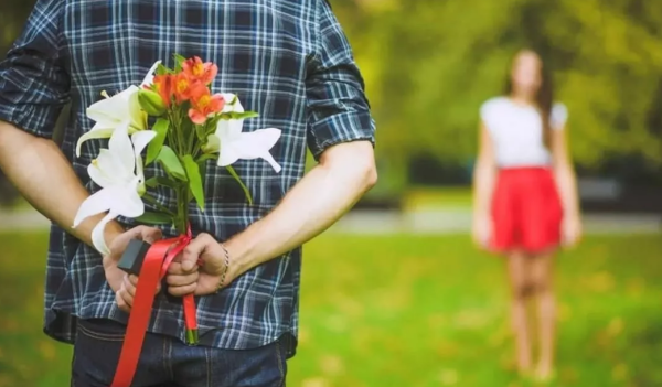 Мужчина дарит цветы