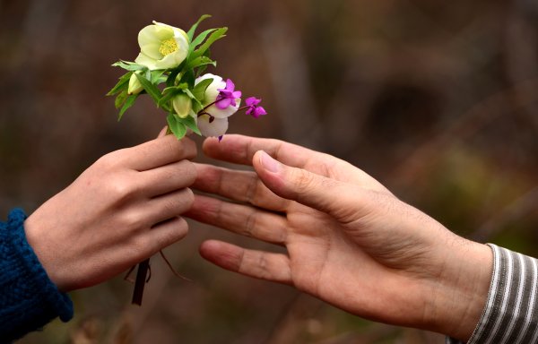 Мужчина дарит цветы женщине