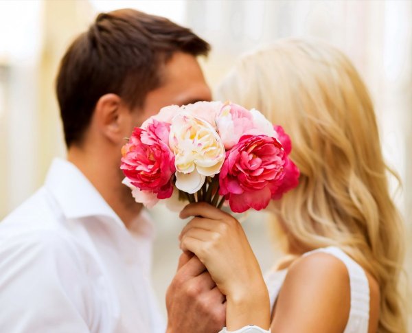 Дарит цветы