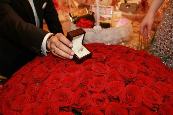 Парень дарит цветы гиф