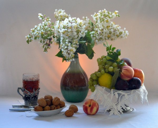 Натюрморт с цветами и фруктами