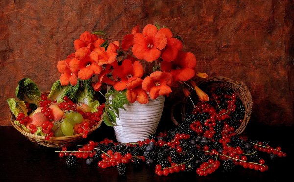 Летний натюрморт с цветами и фруктами