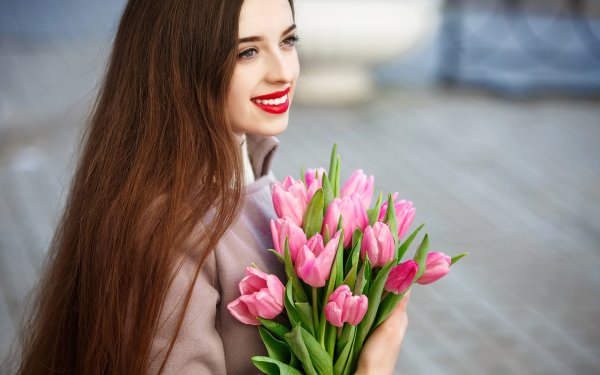 Девушка с тюльпанами