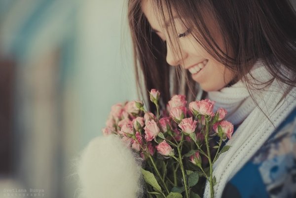 Девушка с цветами в руках