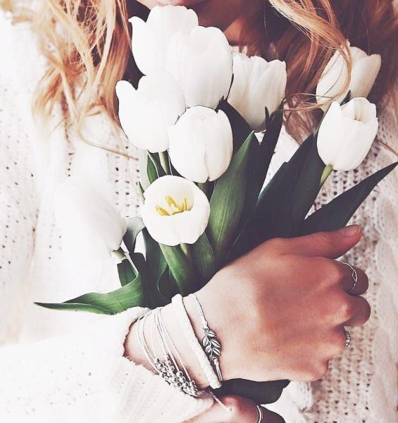 Девушка с букетом тюльпанов