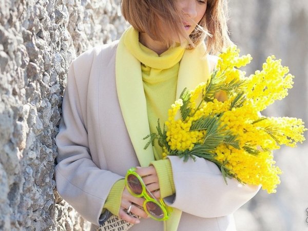 Девушка с букетом мимозы