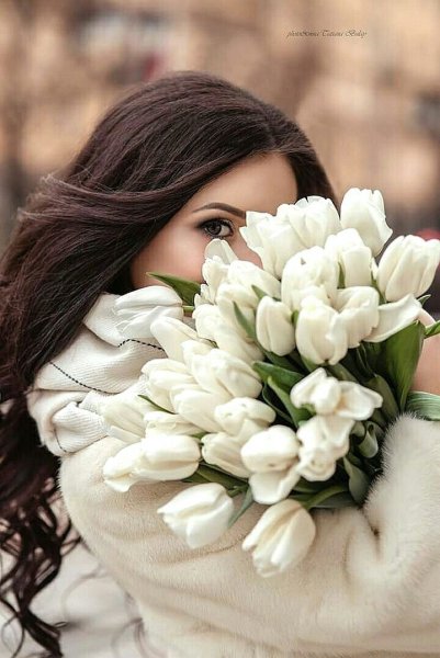 Девушка с охапкой цветов