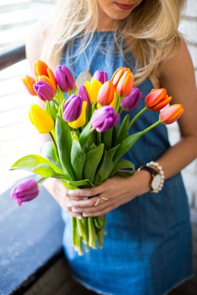 Девушка с букетом сирени