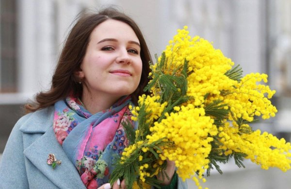 Девушка цветы 8 марта