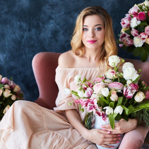 Девушка с весенними цветами