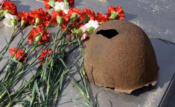 Каски на Синявинских высотах