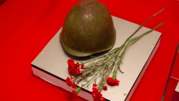 Каска Военная с гвоздикой